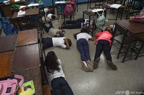 【今日の1枚】学校で避難訓練、銃撃から身を守る ベネズエラ 写真4枚 国際ニュース：afpbb News