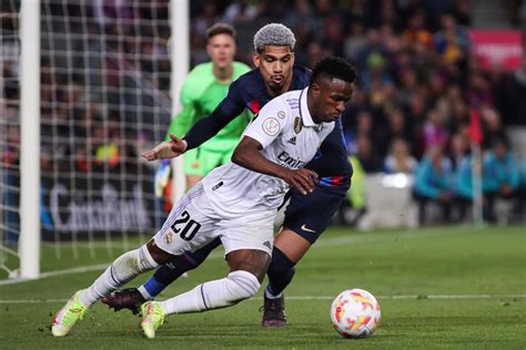 Araujo Si Vinicius se dedica a jugar al fútbol va a ser aún mejor