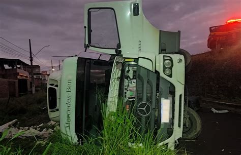 Homem é preso após ser flagrado parte da carga de caminhão que