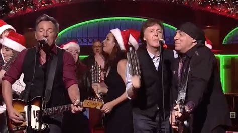 Watch Bruce Springsteen Paul Mccartney Snl Cast Sing Santa Claus