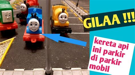 Kereta Api Thomas And Friends Parkir Di Area Mobil Keretaapithomas