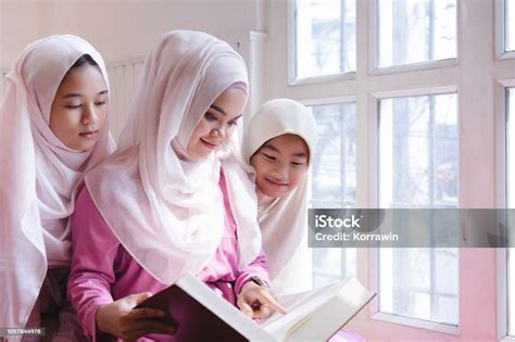 Ibu Dan Putri Muslim Asia Yang Cantik Membaca Kitab Suci Al Quran Kitab Suci Umat Islam Foto