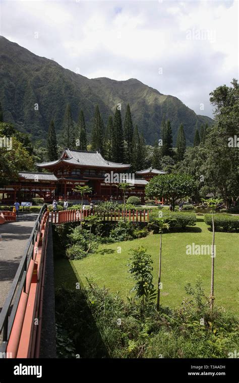 Byodo In Temple At Valley Of The Temples Oahu Hawaii Stock Photo Alamy