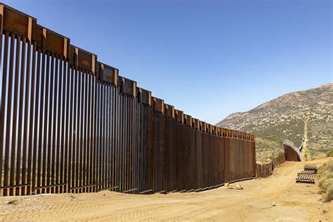 ENFRENTAMIENTO A AMBOS LADOS DEL MURO FRONTERIZO DEJA UN MUERTO Sol