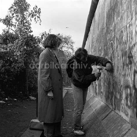 Ddr Bildarchiv Berlin Mitte Mauerspechte An Der Berliner Mauer In