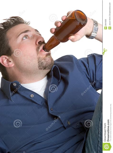 Cerveja Bebendo Do Homem Imagem De Stock Imagem De Fundo