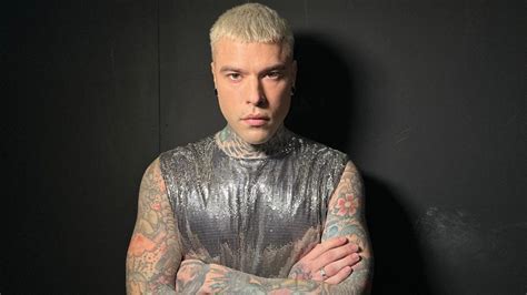 Fedez Brilla Sul Palco Di X Factor Per La Semifinale Indossa La