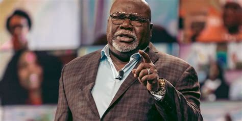 T D Jakes diz que famílias estão em colapso porque criaram mulheres