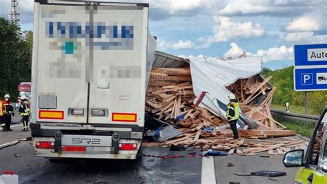 A6 Bei Bad Rappenau Zwei Schwerverletzte Nach Unfall Mit Lastwagen