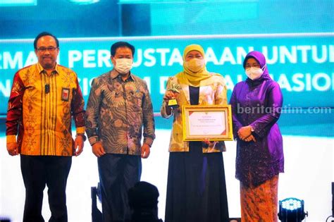 Khofifah Raih Penghargaan Nugra Jasa Dharma Pustaloka Dari Perpusnas Ri