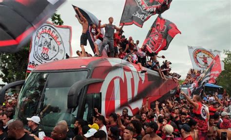 Torcida do Flamengo prepara Aerofla para embarque da delegação rumo