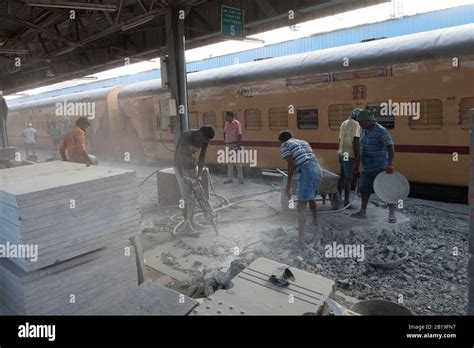 Indian Construction Workers Hi Res Stock Photography And Images Alamy