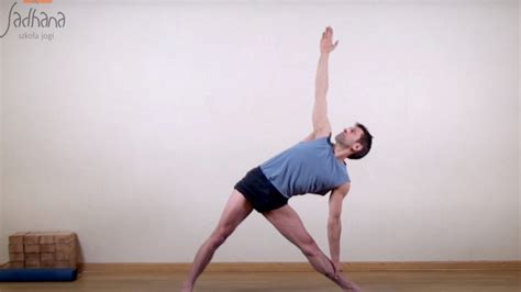 Trikonasana Pozycja Tr Jk Ta Szko A Jogi Sadhana Joga Krak W