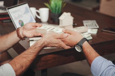 Manos Cortadas De Un Hombre Dando Dinero A Un Colega En La Oficina