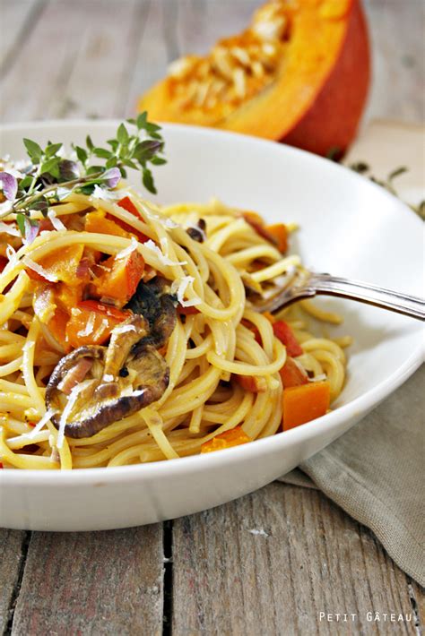 Petit Gâteau Spaghetti mit Kürbisragout Shiitake Pilze und Speck