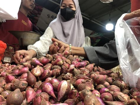 Harga Bahan Pangan Meroket Pasca Lebaran Bawang Merah Tembus Rp70 Ribu