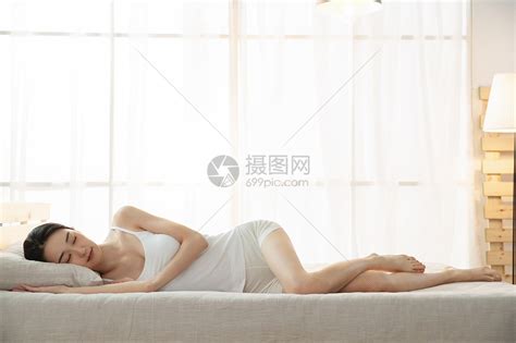 年轻女人躺在床上睡觉高清图片下载 正版图片507655015 摄图网