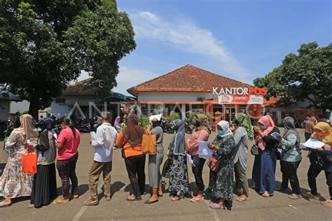 Penyaluran Bantuan Program Sembako Antara Foto