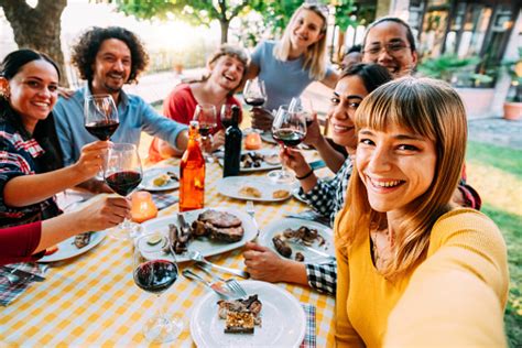 Photo Libre De Droit De Groupe Damis Heureux Prenant Selfie Au Dîner