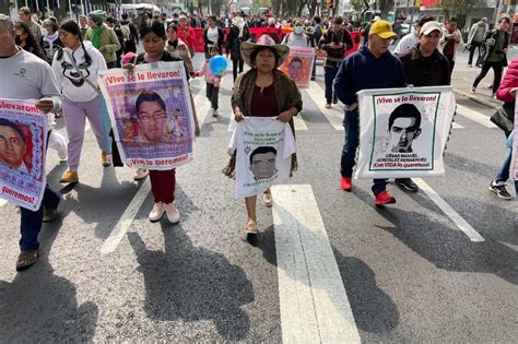 La Jornada Familiares de los 43 demandan a AMLO reunión para abordar