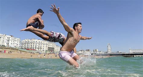 Uk Hot Weather Britain Sizzles In 28c Heatwave As Thousands Soak Up