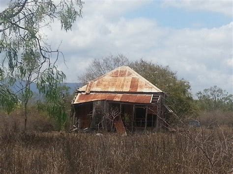 Abandoned House On Charters Towers Road Near Townsville North