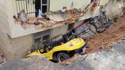 Chuvas na Bahia Muro de oficina cede no bairro de Nazaré em Salvador