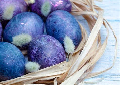 Feliz Tarjeta Festiva De Pascua Con Huevos En Un Nido De Paja Sobre Un