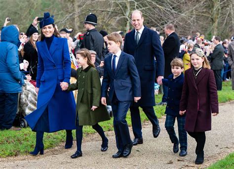 Kate Middleton In Blu Elettrico I Principini Sempre Pi Grandi Natale