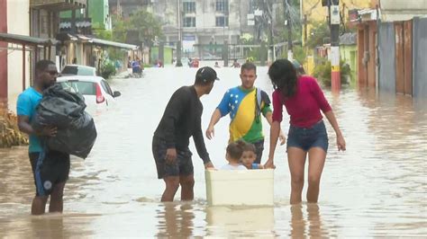 Voluntários improvisam resgate de moradores de Belford Roxo isopor