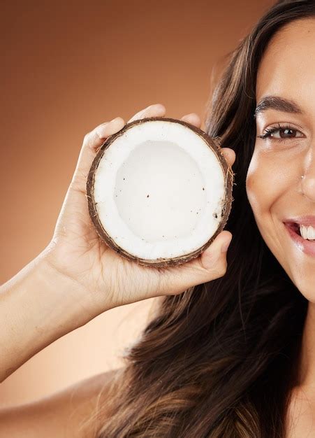 Sorriso e estúdio de mulher de cuidados a pele de coco nutrição