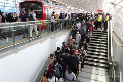 Kepadatan Penumpang Krl Di Stasiun Manggarai Akibat Perubahan Rute