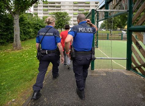 Crise Dans Louest Lausannois Le Commandant De Police Est Pris Dans La