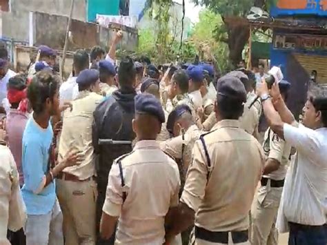 Hindu Organization Activists Clash With Police In Bemetaracontroversy