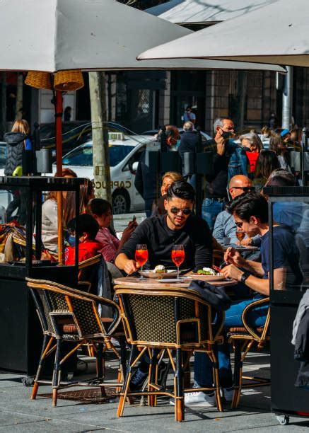 1000 Crowded Restaurant Patio Stock Photos Pictures And Royalty Free