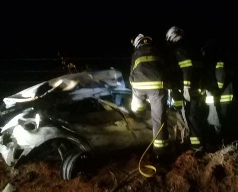 Carro bate em poste de alta tensão e duas pessoas morrem carbonizadas