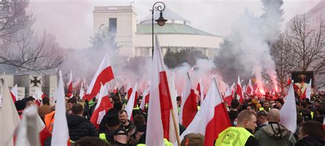 Rolnicy przywitani pod Sejmem barierkami Politycy opozycji kpią z