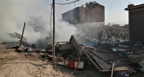 Arequipa Incendio Consume Puestos En Dep Sito De Chatarra Video Lrsd