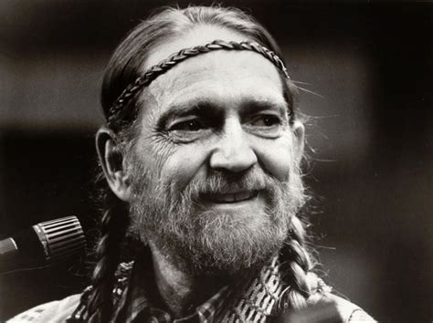 Watch Willie Nelson sing a medley of early hits in 1965