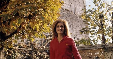 Archives En France à Paris Dalida chez elle sautant à l élastique