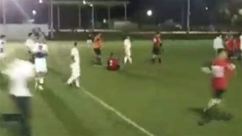 Entrano In Campo Durante La Partita E Uccidono L Allenatore L Assurda