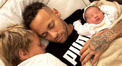 Neymar Compartilha Foto Da Filha Mavie A Camisa Do Santos