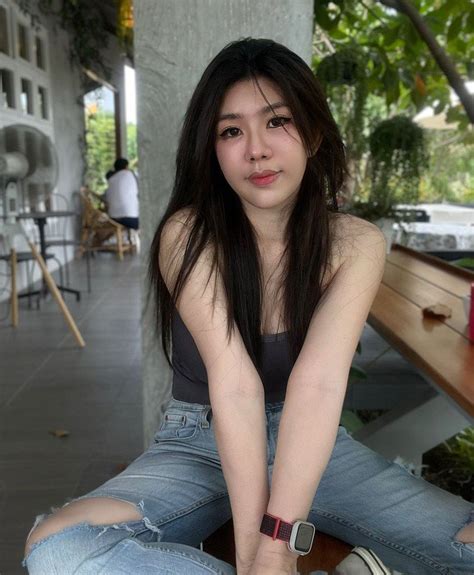 Đỏ mặt trước loạt ảnh thả rông vào bếp của hot girl nông dân