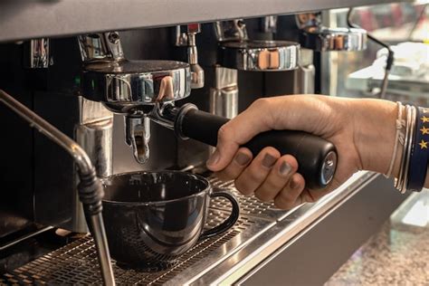 Barista fazendo cappuccino máquina de café expresso em café Foto