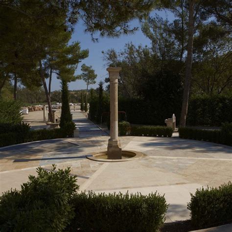 Park Springbrunnen Auberoche Bouriane Occitanie Pierres Kalkstein