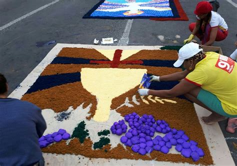 Fiéis montam tapetes de Corpus Christi em Feira de Santana Acorda