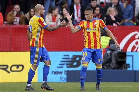 Show De Brasileiros Valencia Vence Sevilla E Se V Mais Perto Da