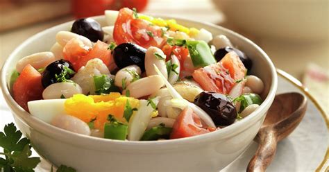 Empedrat la ensalada de la abuela catalana con judías blancas y bacalao