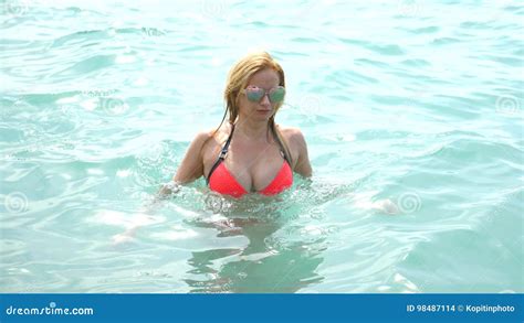 Een Jonge Vrouw Met Een Grote Borst Komt Uit Het Overzees Mooie Borsten Van Jongeren In Bikini