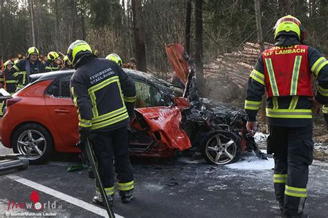 Oö Ersthelfer retten Lenkerin nach Kollision bei Stadl Paura aus